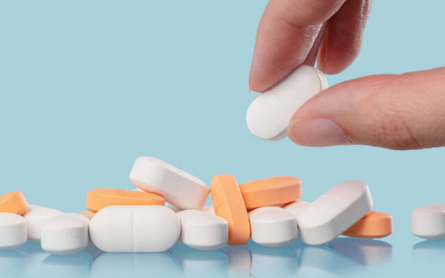 Viêm đường tiết niệu nữ 8 Uống giảm đau để điều trị viêm đường tiết niệu nữ (Nguồn: Internet)