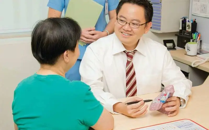 Bác sĩ có chuyên môn cao và tâm huyết (Nguồn: Raffles Hospital)