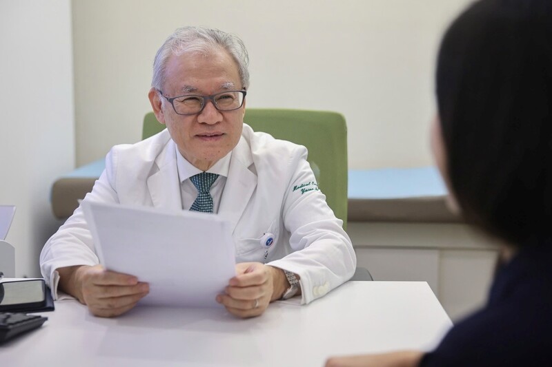 BS Yasuo Saijo tư vấn cho bệnh nhân ung thư. Ảnh: Trần Quỳnh