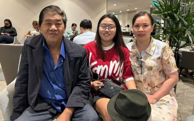 Ông TVP cùng con gái tại Trung Tâm Tiết Niệu -  Bệnh Viện Raffles Singapore