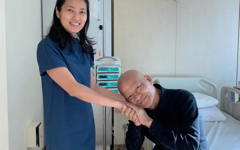 Bệnh nhân ung thư máu cảm ơn bác sĩ sau khi được điều trị thành công (Nguồn: Raffles Hospital)