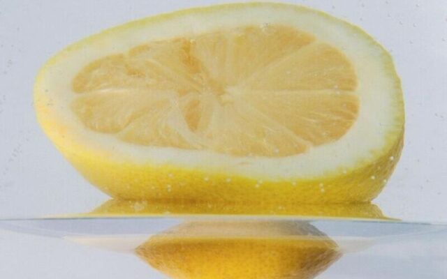 Các influencer cho rằng nước chanh ấm giúp giảm cân, hỗ trợ tiêu hóa và nhiều lợi ích khác. ẢNH: ERIC HELGAS/NYTIMES