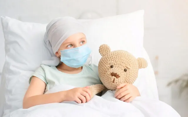 Chăm sóc và hỗ trợ trẻ em trong quá trình điều trị (Nguồn: Internet)