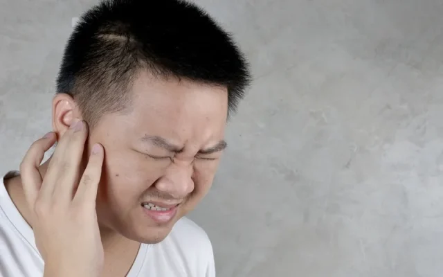 Nổi hạch ở má phải (Nguồn: Internet)