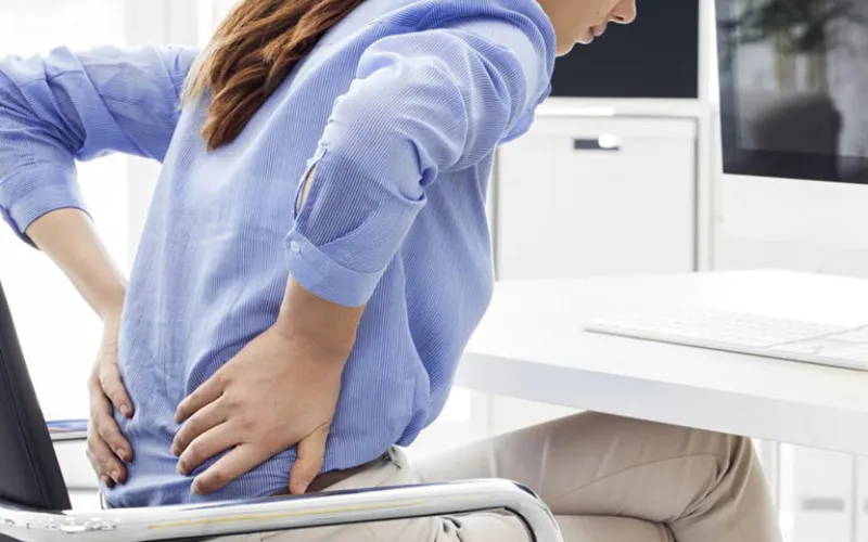 Ngồi hoặc đứng sai tư thế lâu ngày gây căng thẳng kéo dài lên cơ và dây chằng lưng (Nguồn: Internet)