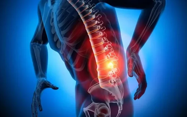 Đau đột ngột hoặc âm ỉ ở vùng lưng dưới (Nguồn: Internet)