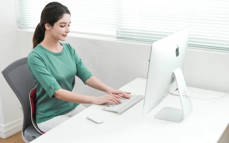 Luôn giữ lưng thẳng khi ngồi, đứng và đi lại (Nguồn: Internet)