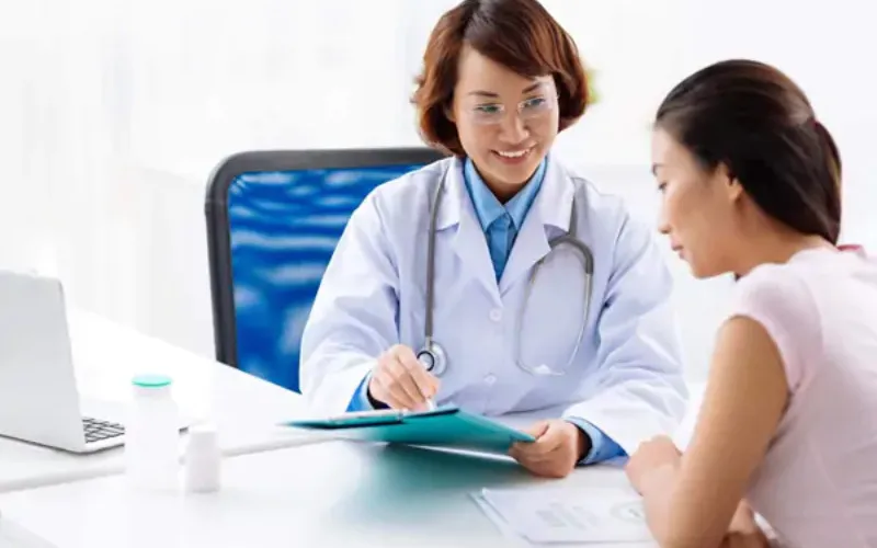 Bạn nên đi khám bác sĩ khi nổi hạch ở bắp tay (Nguồn: Internet)