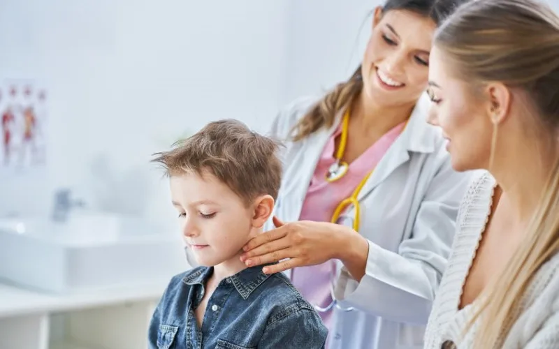 Trẻ nổi hạch sau gáy nên được khám để xác định nguyên nhân và điều trị phù hợp (Nguồn: Internet)